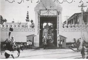 ย้อนประวัติศาสตร์ ‘ประตูวิเศษไชยศรี’ เส้นทางอัญเชิญพระศพ ‘เจ้าฟ้าพัชรกิติยาภา’ สู่พระที่นั่งพิมานรัตยา