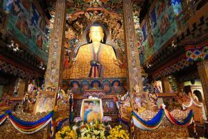 ราชวงศ์ภูฏานร่วมประกอบพิธีสวดมนต์ และจุดตะเกียงเนย 1,000 ดวง ถวายเป็นพระราชกุศลแด่เจ้าฟ้าพัชรกิติยาภาฯ
