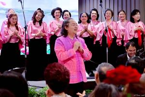 ร้องเพลงไม่ใช่แค่ความบันเทิง แต่คือการออกกำลังกายเพื่อสุขภาพเสียงและคุณภาพชีวิตในวัยสูงอายุ