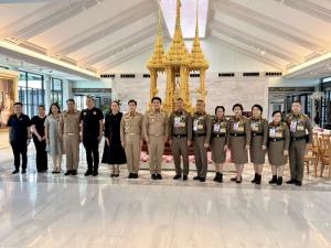 รมว.ท่องเที่ยวฯ นำคณะเยี่ยมชมพิพิธภัณฑ์โขนและมูลนิธิศิลปาชีพ จ.อยุธยา น้อมรำลึกพระมหากรุณาธิคุณพระพันปีหลวง