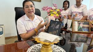 “ปลื้มปีติ! พสกนิกรเก็บผ้ารองรับฝ่าพระบาท–พระหัตถ์ขึ้นหิ้งบูชา หลังมีโอกาสเฝ้าฯ รับเสด็จองค์ภา”