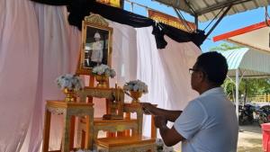 เจ้าอาวาสวัดหนองน้อยแจกข้าวสาร-ไข่พะโล้ 6,000 ฟอง ถวายเป็นพระกุศล “พระองค์ภา” ชาวบ้านถือหม้อ-กระติกน้ำต่อคิวรับแน่นวัด