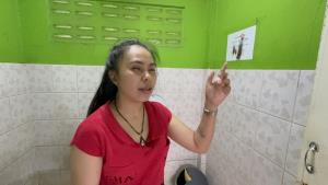 แม่ค้าตลาดผวาเข้าห้องน้ำปลดทุกข์เจอโทรศัพท์&amp;#8203;ปริศนายื่นจากห้องข้างๆเตรียมถ่ายคลิปจนต้องร้องให้คนช่วย