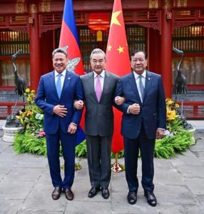 ไทยโดนเท!'หวัง อี้'ถึงขั้นคล้องแขนผู้แทนกัมพูชา ชูสัมพันธ์จีน-เขมร'ต้นแบบชาติเพื่อนบ้าน'