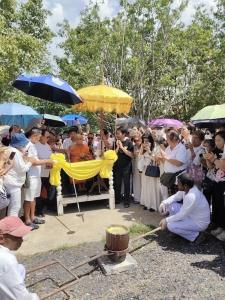 มหามงคลสำเร็จ! คนนับพัน แห่งเข่าพิธีเททองหล่อ “หัวใจสมเด็จโต” วาระแรก พระพุทธศาสนิกชนร่วมสร้างประวัติศาสตร์ หล่อรูปเหมือนองค์ใหญ่สูง 14 เมตร ณ วัดไผ่เหลือง