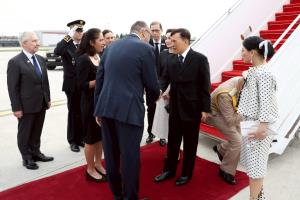 ในหลวง-พระราชินีเสด็จฯ ถึงฝรั่งเศส  “เจ้าฟ้าสิริวัณณวรี” เฝ้าฯ รับเสด็จ