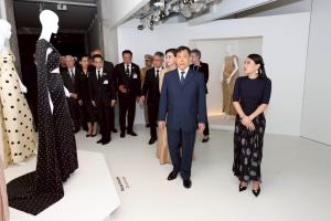 ในหลวง-พระราชินีทอดพระเนตรนิทรรศการ “ราชพัสตราสู่สากล” ณ กรุงปารีส ตามคำกราบทูลเชิญของ เจ้าฟ้าสิริวัณณวรี