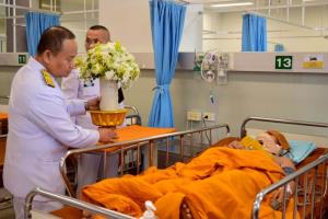 ในหลวง-พระราชินีพระราชทานสิ่งของไปถวายพระภิกษุสงฆ์ที่ได้รับบาดเจ็บจากเหตุรถยนต์เฉี่ยวชนขณะเดินธุดงค์