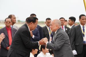 “กษัตริย์นโรดมสีหมุนี” เสด็จฯ กลับถึงกัมพูชา หลังประทับรักษาโรคมะเร็งต่อมลูกหมากที่ปักกิ่ง