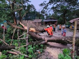 พายุหมุน-ลมแรงซัดถล่มพม่า บ้านเรือนเสียหายกว่า 120 หลัง