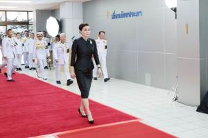พระราชินีทอดพระเนตรการดำเนินงานของโรงไฟฟ้าพลังน้ำเขื่อนรัชชประภา