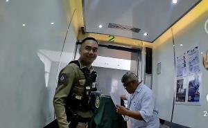 จังหวะซิตคอม!! ตำรวจช็อกขึ้นลิฟต์ รพ. เจอแจ็กพอตเวรเปลเข็น “ร่างไร้วิญญาณ” เข้ามา โดนเบรกไม่ให้ออกจากลิฟต์