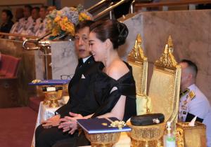 ในหลวง-พระราชินีทอดพระเนตรการแสดงกาชาดคอนเสิร์ตครั้งที่ 52 “STILL ON MY MIND ธ สถิต ในดวงใจนิรันดร์”