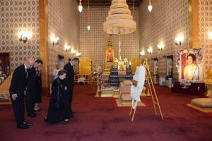 เจ้าหญิงแอนน์ ทรงวางพวงมาลาถวายสักการะพระโกศ “ พระพันปีหลวง” และ “เจ้าฟ้าพัชรกิติยาภา”