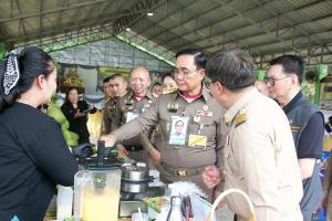 องคมนตรีลงพื้นที่กาญจนบุรี เยี่ยมศูนย์เรียนรู้แก่งแคบ มอบถุงยังชีพพระราชทาน 500 ชุด ช่วยเหลือประชาชนศรีสวัสดิ์