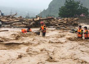 ฝนถล่มต่อเนื่องทำน้ำท่วมซัดหมู่บ้านในเวียดนาม เจ้าหน้าที่เร่งช่วยคนติดค้าง