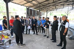ทำกรงชั่วคราวจำกัดพื้นที่ แก้ปัญหาลิงแสม บุกรุก รบกวนบ้านเรือนประชาชนซอยเทียนทะเล 22