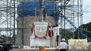 ลพบุรีประกอบพิธียกเศียร “พระโพธิสัตว์กวนอิมพันมือ” องค์ใหญ่ที่สุดในไทย เตรียมเปิดแลนด์มาร์กแห่งใหม่