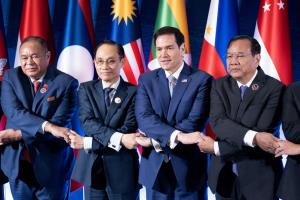 รมว.ต่างปท.สหรัฐฯอาศัยที่ประชุมอาเซียน โน้มน้าวชาติเอเชียขัดขวางอิหร่านคุมฮอร์มุซ