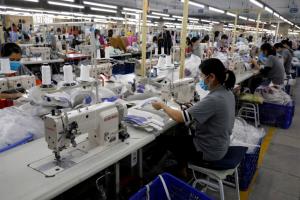 เวียดนามโดนภาษีนำเข้าสหรัฐฯ 12.5% กระทบภาคอุตสาหกรรมเครื่องแต่งกาย เสี่ยงเสียความสามารถในการแข่งขัน