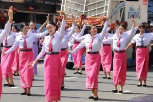 อาชีวะอุบลฯ ร่วมสืบสานประเพณีแห่ต้นเทียนพรรษาฟ้อนรำเล่าเรื่องชีวิตชาวภูไท