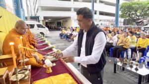 “ทนายเชาว์” นำชาวห้วยขวางตักบาตรถวายพระราชกุศลเฉลิมพระเกียรติในหลวง ร.10