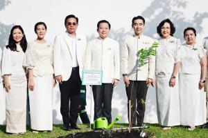 ฐาปน สิริวัฒนภักดี ร่วมพิธีทำบุญตักบาตรทางเรือถวายเป็นพระราชกุศล