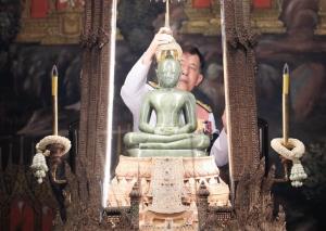 ในหลวง-พระราชินี ทรงเปลี่ยนเครื่องทรงฤดูร้อน ‘พระแก้วมรกต’ เพื่อทรงเครื่องสำหรับฤดูฝน