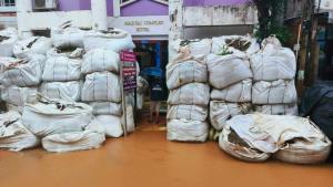 (คลิป)คน 2 ฝั่งไทย-เมียนมา ผวาหนัก! ฝนกระหน่ำน้ำสายขึ้นฉับพลันจนแตะใต้สะพาน พนังบิ๊กแบ๊คไทยรั่ว-ท่าขี้เหล็กเจิ่ง