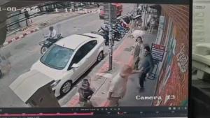 นทท.จีน-คนไทยเปิดฉากซัดกันนัวริมถนนท่าแพ เหตุไม่พอใจเดินสวนไหล่ชนกัน-ตร.เร่งเคลียร์ให้ความเป็นธรรม
