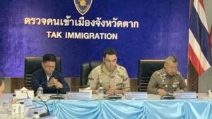 มท.3 ควงรอง ผบ.ตร.-อธิบดี ปค.เปิดปฏิบัติการทลายขบวนการทำบัตรเถื่อนแม่สอด ค้น 25 จุด-รวบ 16 ผู้ต้องหา เป็น จนท.รัฐ 2