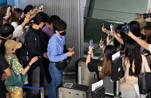 สื่อจีนอัดแฟนคลับจีนชุลมุนสนามบินไทย อย่าให้ความรักอยู่เหนือความปลอดภัยสาธารณะ