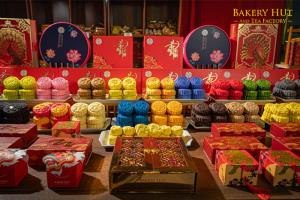 Bakery Hut ขนมไหว้พระจันทร์ ย่านบางรัก มาพร้อมสูตรความอร่อยที่คิดแตกต่าง  ไม่เหมือนใครกว่า 100 ไส้ มากที่สุดในไทย  หาทานได้ที่นี่ที่เดียว