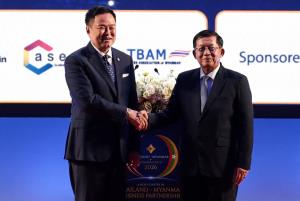 ผู้นำไทย-พม่าหารือชื่นมื่นเปิดบทใหม่ความร่วมมือเศรษฐกิจ ตั้งเป้าการค้าทวิภาคี 1.2 หมื่นล้านดอลลาร์