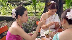 (คลิป)“พส.จีน” เป็นกระแสกระหึ่มอีก!แห่จองคิวสวมชุดไทย-ร้อยมาลัยถวายพระวัดเจ็ดยอด