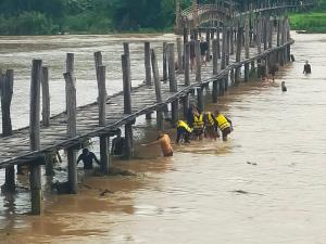 (คลิป)“ซูตองเป้”ขาดซ้ำ! ฝนหนัก-น้ำป่าหลากซัดสะพานระหว่างซ่อมแซม