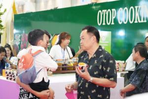 ชูเสน่ห์ OTOP Next “ไอศกรีมกะทิสดบ้านแพ้ว x ชามไก่ลำปาง” คอลแลบของดีท้องถิ่น นายกฯ ชวนคนไทยอุดหนุนภูมิปัญญาชุมชน ในงานศิลปาชีพฯ