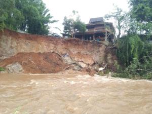 ฝนหนักน้ำแม่สะเรียง ทะลัก!ซัดตลิ่งทลายยาว-บ้านเสี่ยงพัง ทล.1095 แม่ฮ่องสอน ดินไหลไม้ล้มระนาว