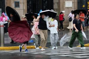ไต้ฝุ่นดอลฟินขึ้นฝั่งตะวันออกของจีน อพยพชาวบ้านนับล้าน