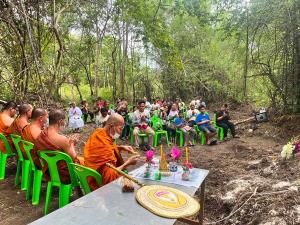 เครือข่ายเฝ้าระวังช้างป่าและสัตว์ป่าออกนอกพื้นที่อนุรักษ์บ้านแก่งปลากด นิมนต์พระทำพิธีอุทิศส่วนกุศล ส่ง “สีดอทองม้วน” ช้างป่าสลักพระ สู่ภพภูมิที่ดี