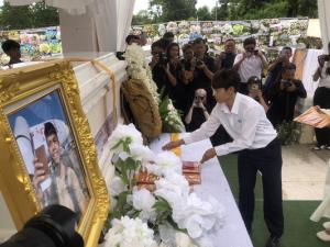 (คลิป)น้ำตาท่วมวัด! แฟนคลับนับหมื่นร่วมส่ง “ฮลุน โซโล่” ครั้งสุดท้าย เผย “กระเป๋าเหลือง” ใบแรก ตำนานนักเดินทางล่าฝัน