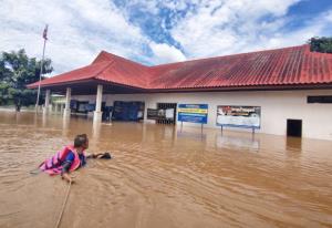 น้ำโขงทะลักเอ่อท่วมจุดผ่อนปรนตลาดนัดไทย-ลาว เทศบาลนครพนมสั่งปิดประตูระบายน้ำริมโขงทุกบาน