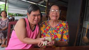 (คลิป)รักไม่เคยท้อ!  51 ปี แม่วัย 85 ทุ่มเททั้งชีวิตเลี้ยงลูกดาวน์ซินโดรม เป็นทั้งแม่และพ่อ ย้ำไม่เคยคิดทอดทิ้ง “เขาเกิดมาแล้ว เราต้องดูแลกัน”