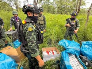 ไม่รอดสายตา! ฉก.ตาพระยา–ตชด. บุกยึดบุหรี่เถื่อน 1,780 คอตตอน ซุกชายแดนสระแก้ว