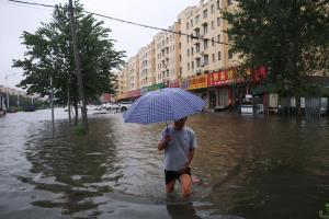 ฝนตกหนักต่อเนื่องในจีน จากอิทธิพลของไต้ฝุ่นดอลฟิน