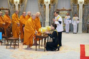 ในหลวง-พระราชินี ทรงรับทูลเกล้าฯถวายพระไตรปิฎกภาษาไทย