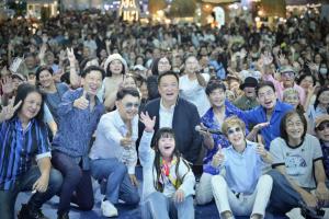 นายกฯ นำทีมมหาดไทยส่งความสุข "วันแม่แห่งชาติ" มอบ 18 บทเพลงร่วมกับวงเดอะพาเลซ ในงานศิลปาชีพประทีปไทย OTOP หลอมดวงใจด้วยพระบารมี