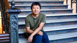 รางวัลเหรียญ Fields ปี 2026 สำหรับ Yu Deng กับการพิสูจน์ทางคณิตศาสตร์และวิทยาศาสตร์ได้ว่า การเคลื่อนที่แบบโกลาหลของอนุภาคจำนวนมากในระยะสั้น สามารถนำไปสู่การเคลื่อนที่ที่เสถียรและมีความเป็นระเบียบในระยะยาวได้