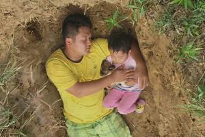 ถ้าเป็นคุณจะทำอย่างเขาไหม? ขุดหลุมศพให้ลูกสาวป่วยโรคร้ายลงไปนอน สอนให้เผชิญหน้ากับความตาย