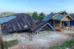 แผ่นดินไหว 7.7 ที่อินโดนีเซีย ตายเพิ่มเป็นอย่างน้อย 20 คนแล้ว